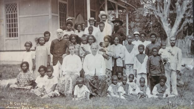 Wilhelmina, Johannes en Silvia van Hasselt te midden van Papoeapleegkinderen en -volwassenen